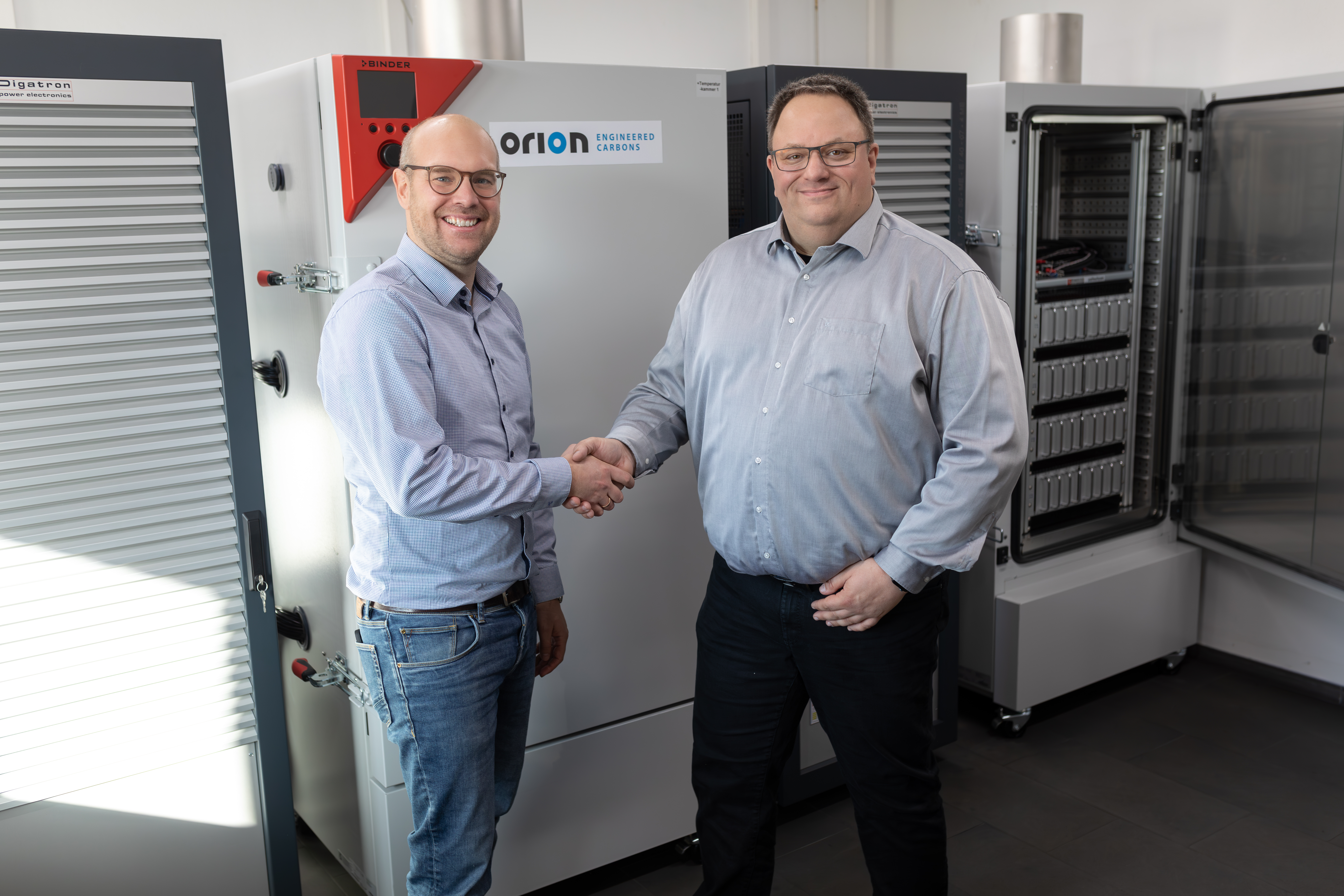Digatron & Orion zusammen im Bild (von links nach rechts): Martin Hennebrüder (Projekt Manager - Digatron Power Electronics), Dr. Dietmar Jansen (Chemist Energy Systems - Orion)
